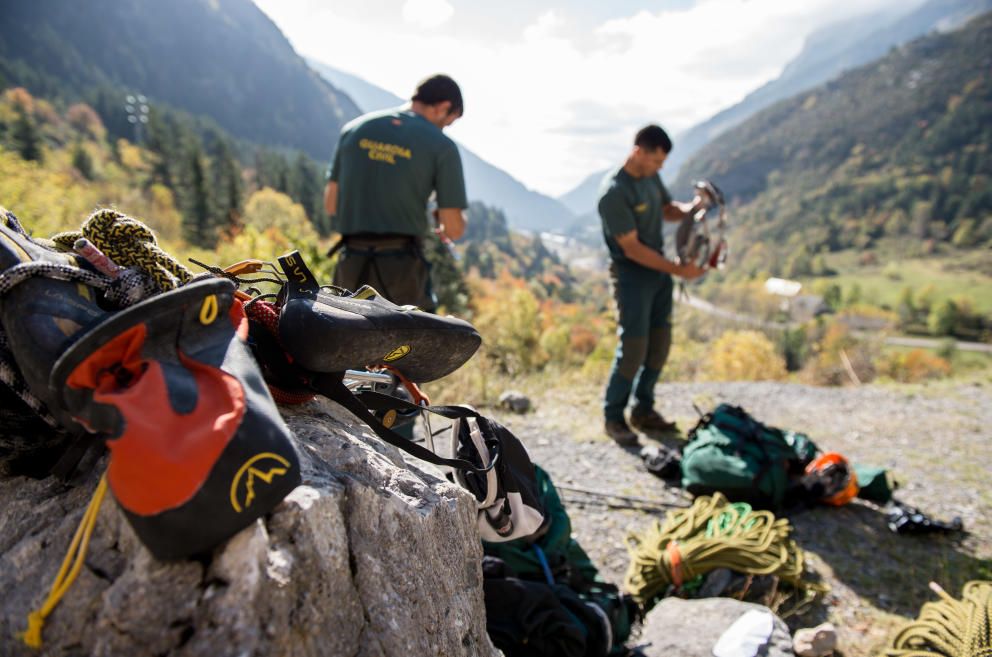 Guardias civiles del Greim, preparándose para una intervención