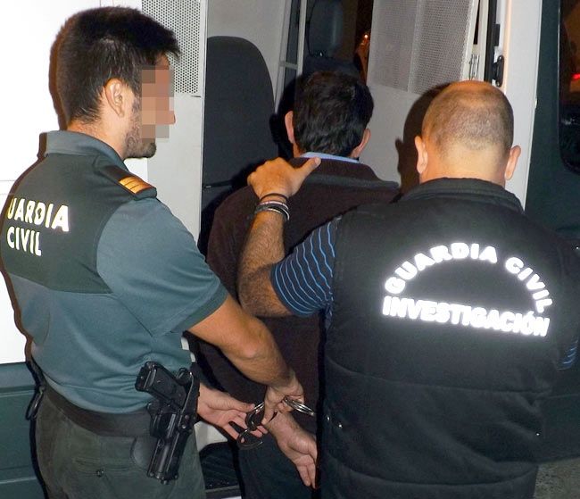 Dos agentes con un detenido.