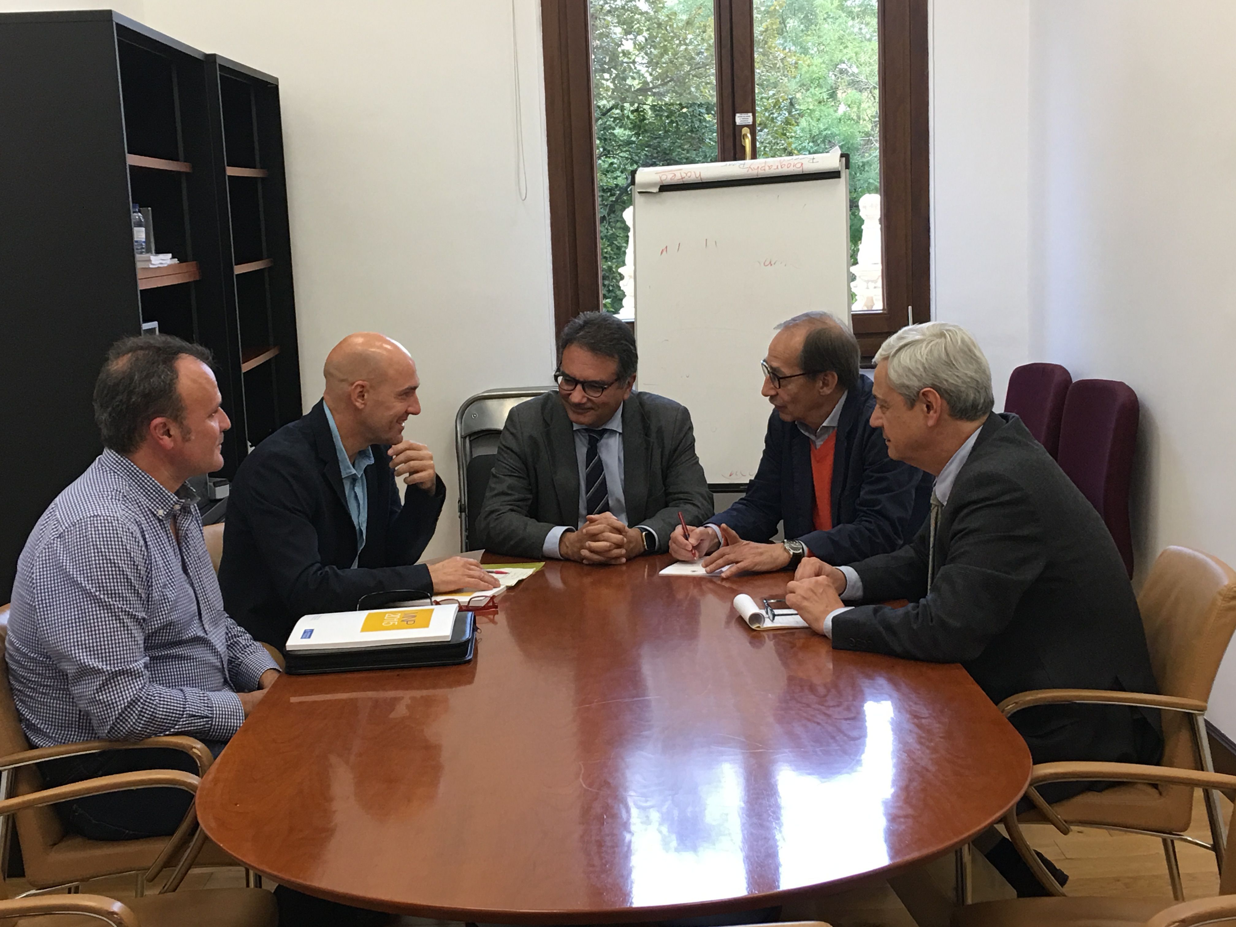 José Cabrera Farfán (izquierda) y Juan Liébana (a su lado), junto con representantes del Defensor del Pueblo.