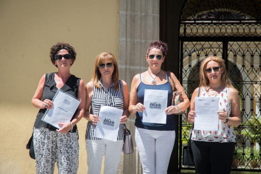 Las mujeres de los guardias civiles de Cádiz desterrados, impulsoras de la plataforma No   Silencio