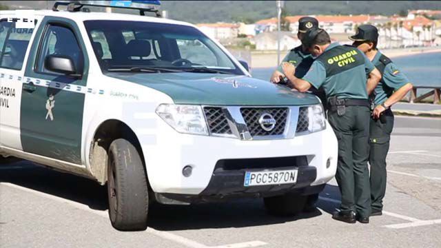 Captura del vídeo de EFE en el que se aprecia el lamentable estado de los neumáticos del vehículo oficial de la Guardia Civil.