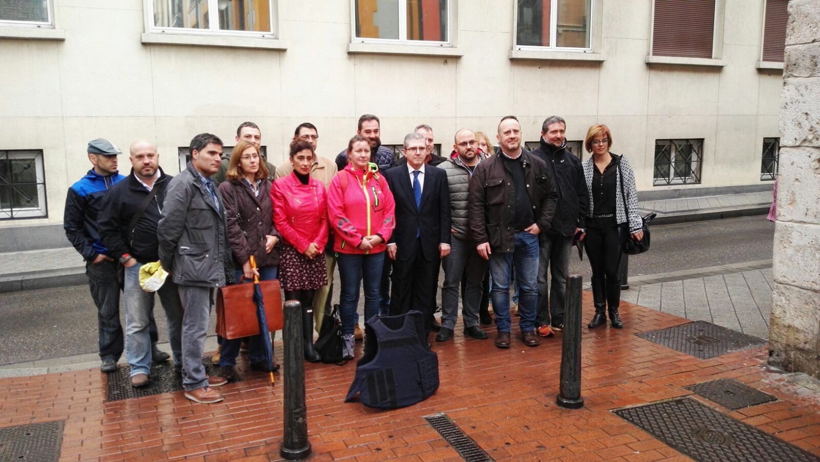 Alicia Sánchez, en el centro, con anorak rojo y pantalones vaqueros, posa con representantes de AUGC antes de prestar declaración.