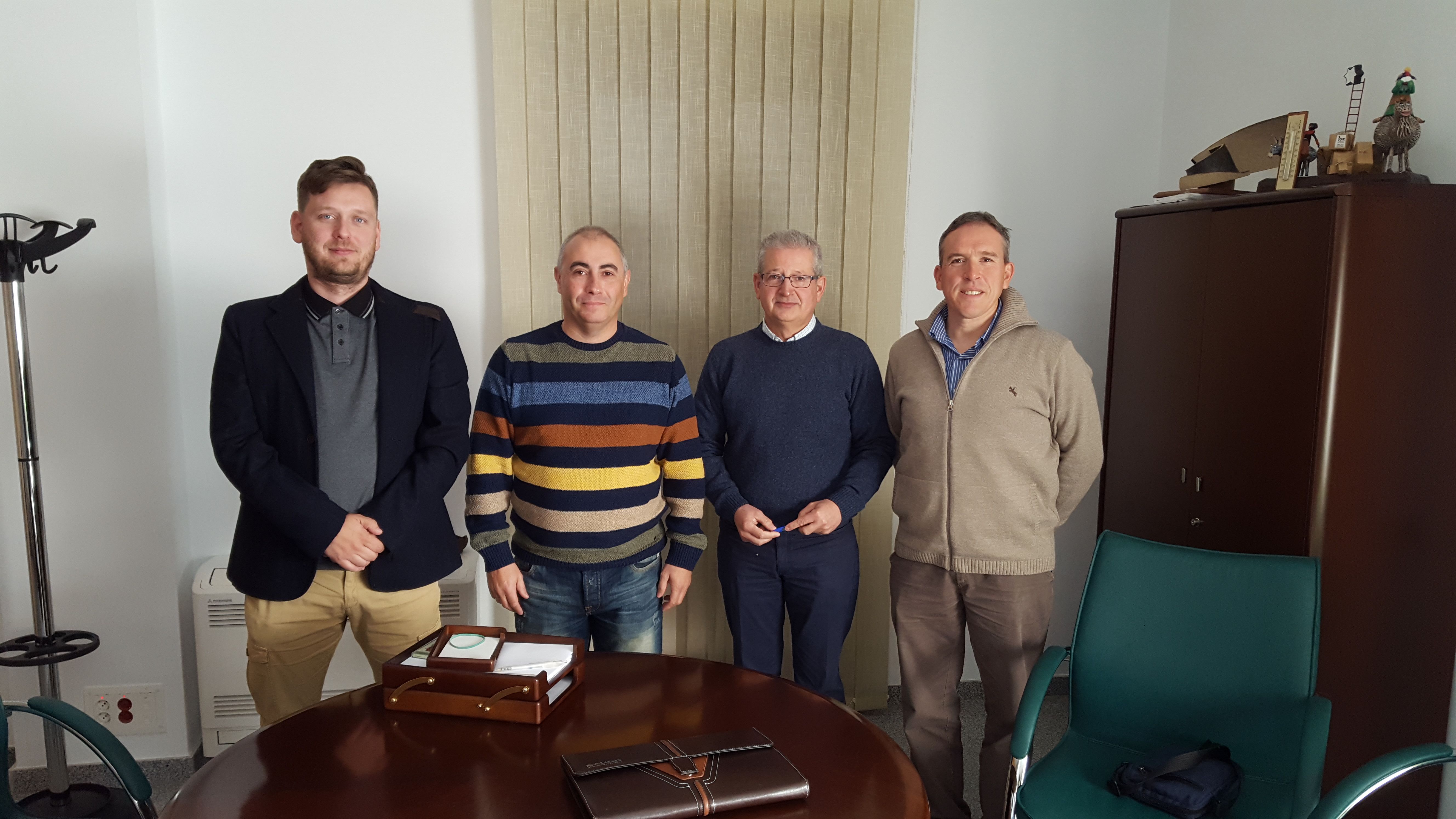Los representantes de AUGC Córdoba posan con el alcalde de Alcaracejos.