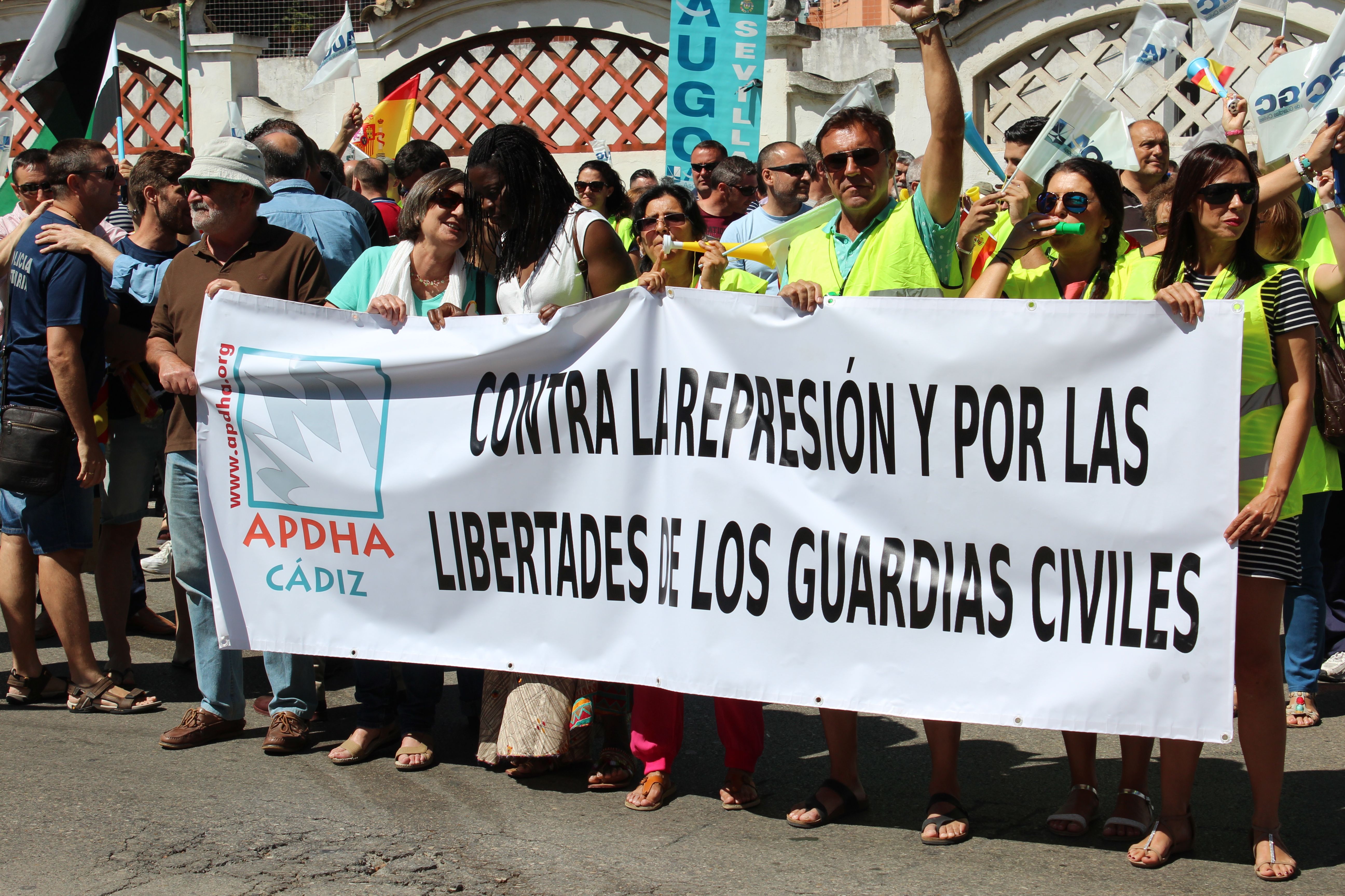 Concentración el pasado  mes de junio frente a la Comandancia de Cádiz para protestar contra el destierro de cuatro guardias civiles