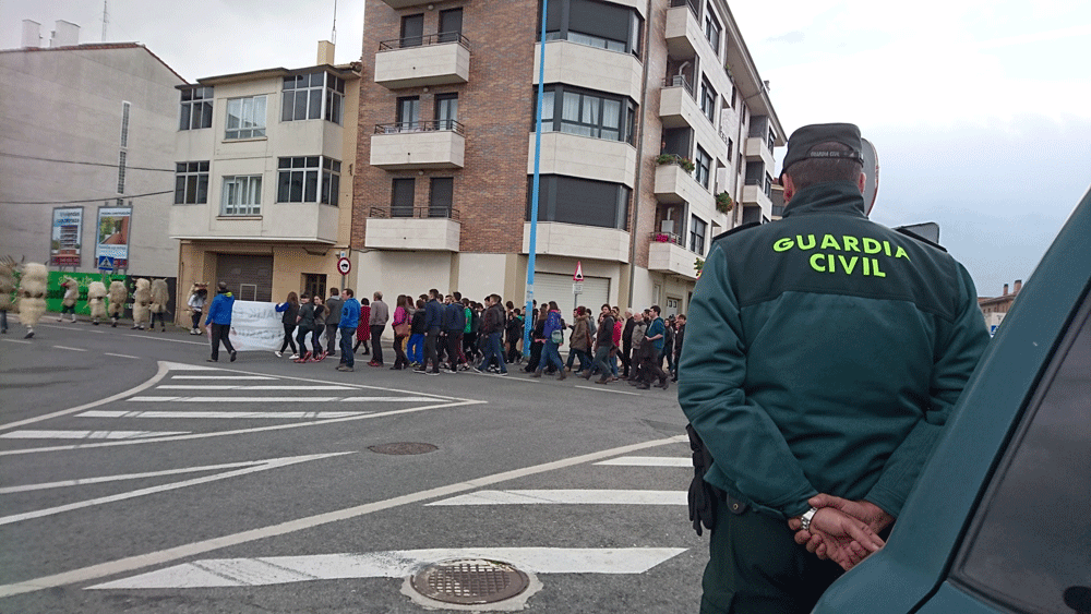 Manifestación en Alsasua contra la presencia de la Guardia Civil. FOTO: Danilo Albín / Público
