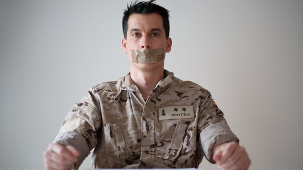 El Teniente Luis Gonzalo Segura, representando la mordaza que se le ha aplicado al expulsarlo del Ejército.