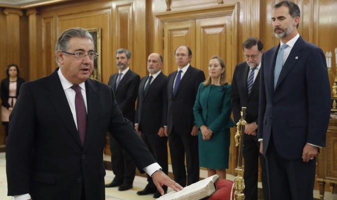 El nuevo  ministro del Interior, Juan Ignacio Zoido, jura su cargo ante el Rey.