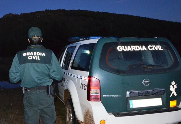 Un guardia civil durante un servicio nocturno.