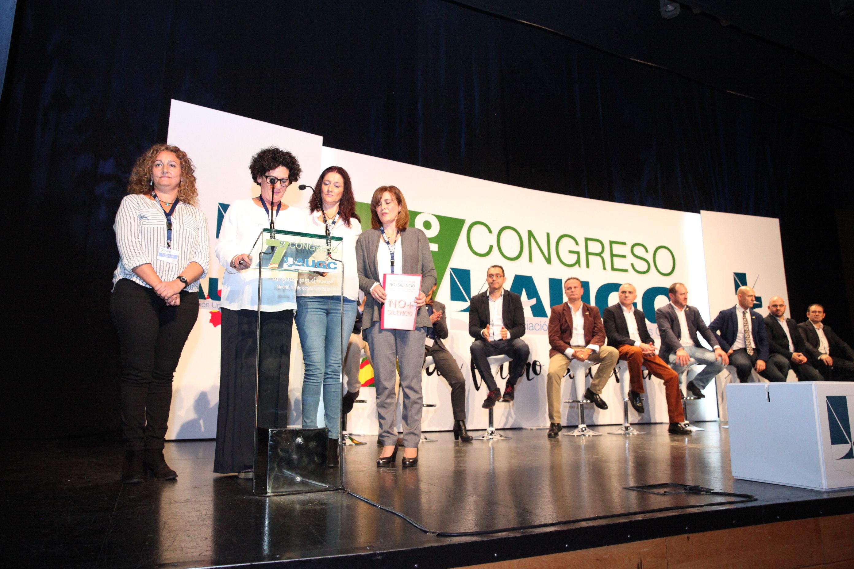 Representantes de la Plataforma No   Silencio, durante su intervención en el 7º Congreso Nacional de AUGC, celebrado el pasado 26 de octubre.