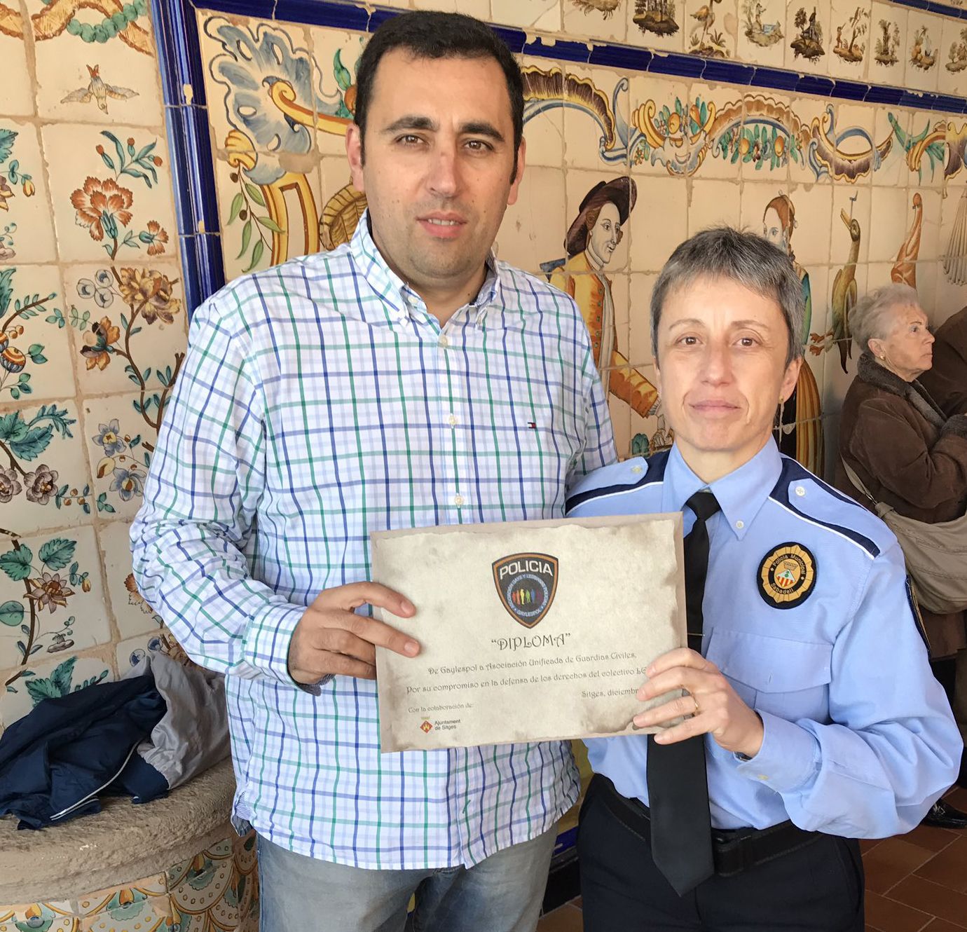 Alfonso Merino, secretario provincial de AUGC Barcelona-Girona, con el diploma de reconocimiento que le entregó la presidenta de la Asociación Gaylespol, Isabel Tapia.