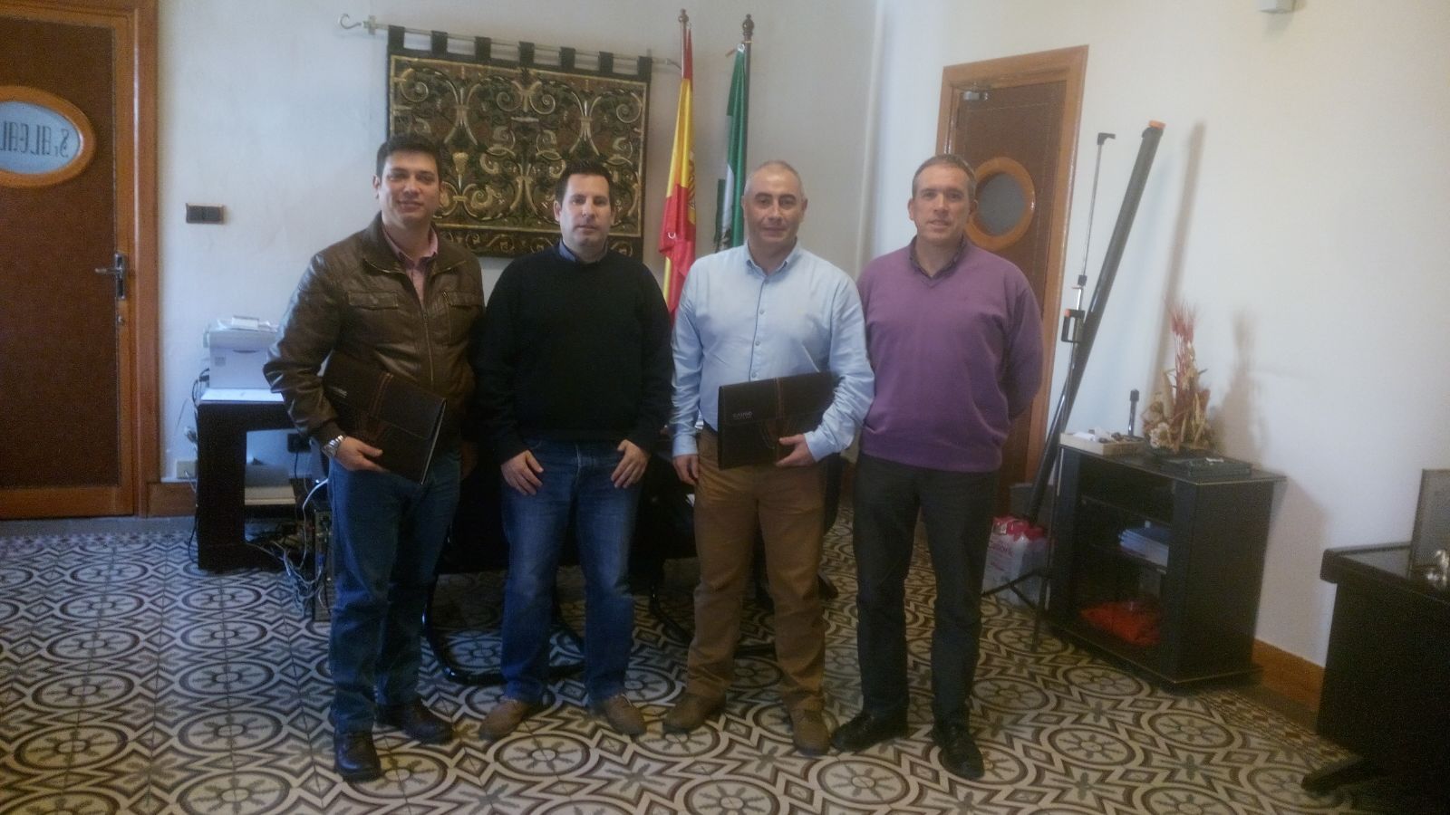 Los representantes de AUGC posan con el alcalde de Peñarroya