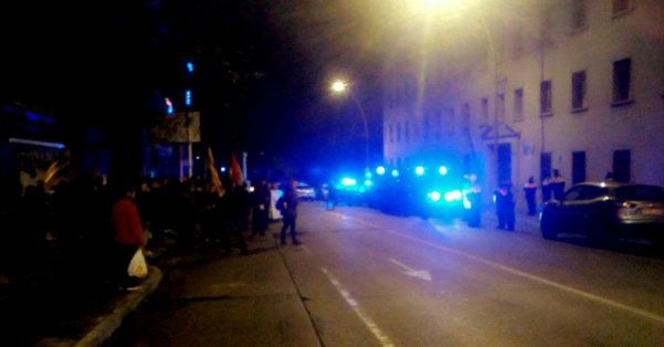 Un grupo de personas se concentró anoche frente al cuartel de la Guardia Civil en Manresa para lanzar objetos contra el edificio y proferir insultos contra la Guardia Civil