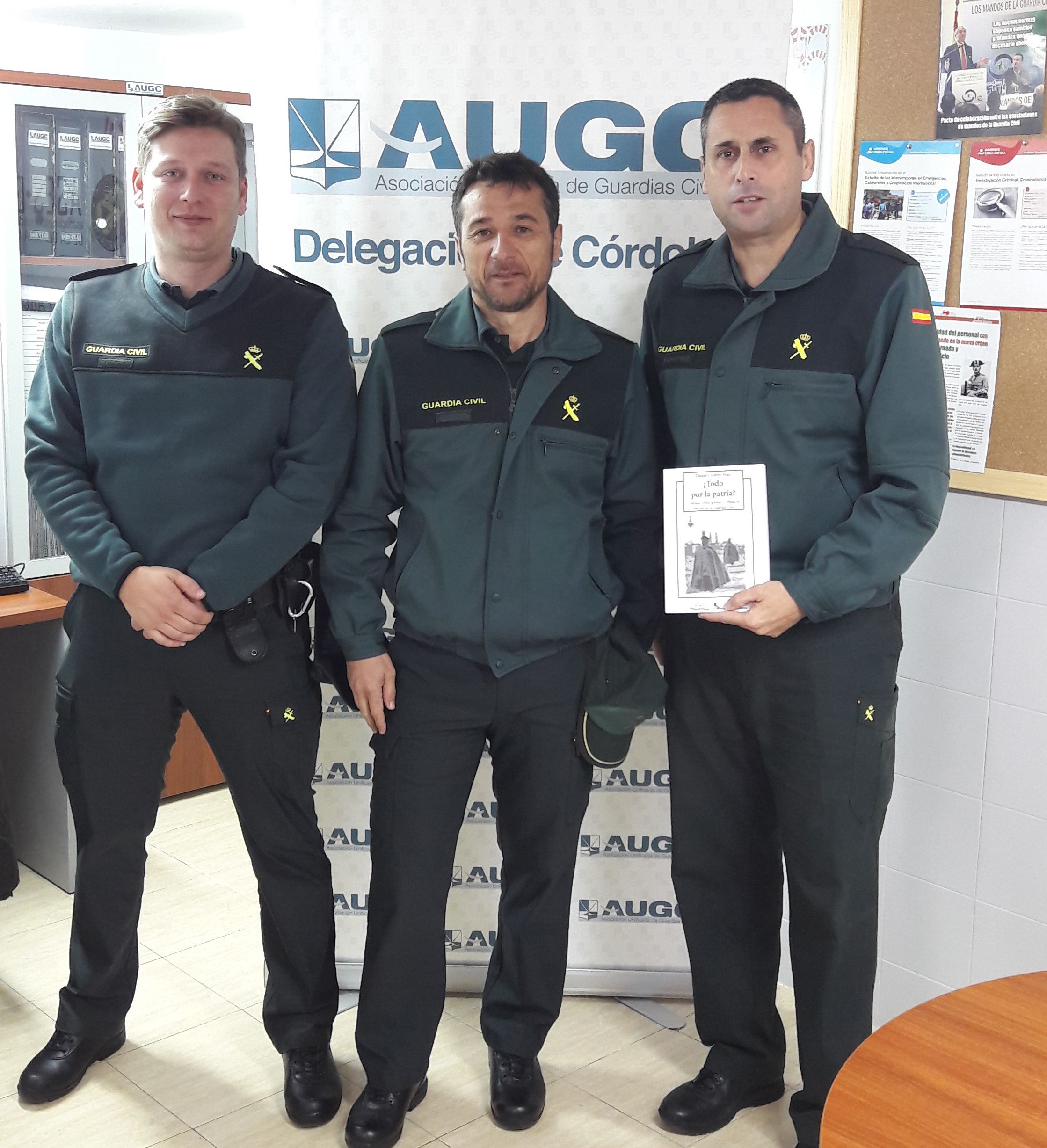 Representantes de AUGC Córdoba posan con el libro '¿Todo por la patria?'