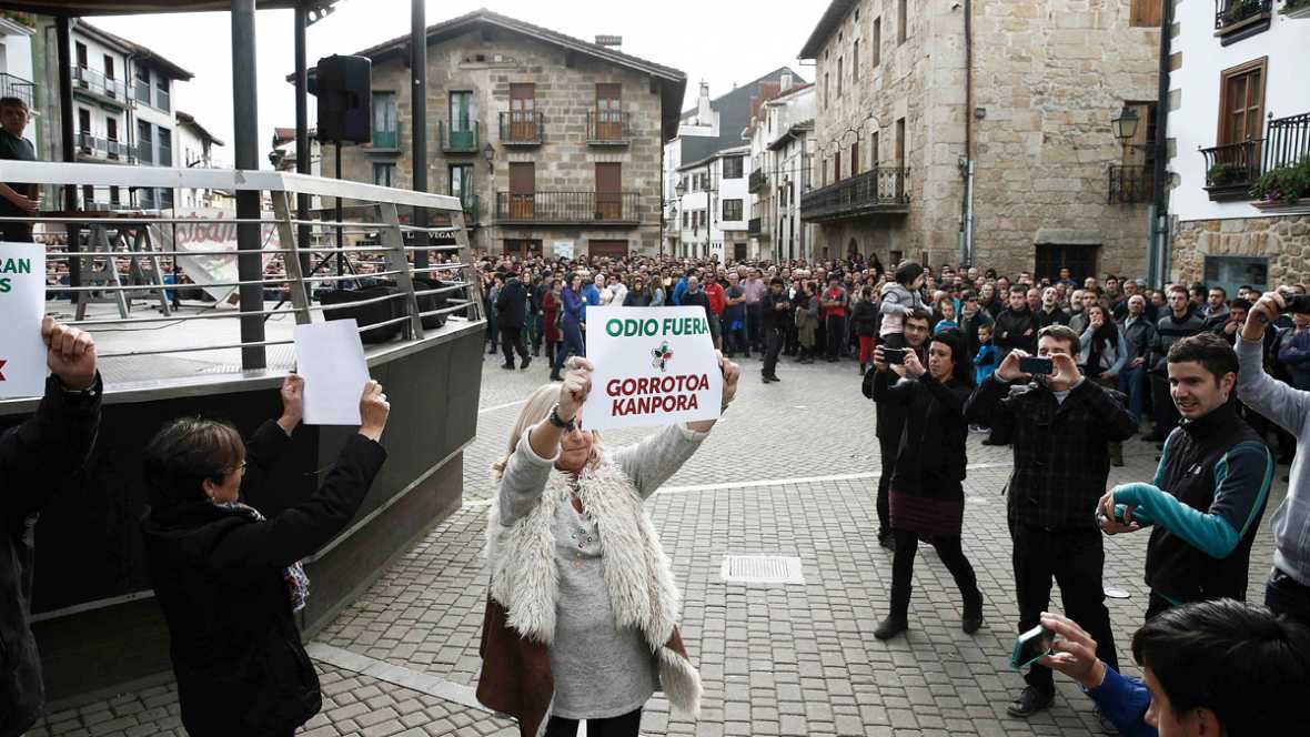 Imagen de archivo en la que cuatro víctimas del terrorismo y miembros del colectivo Covite defendían el pasado octubre la presencia de la Guardia Civil en la localidad navarra de Alsasua. Foto: EFE/ Jesús Diges