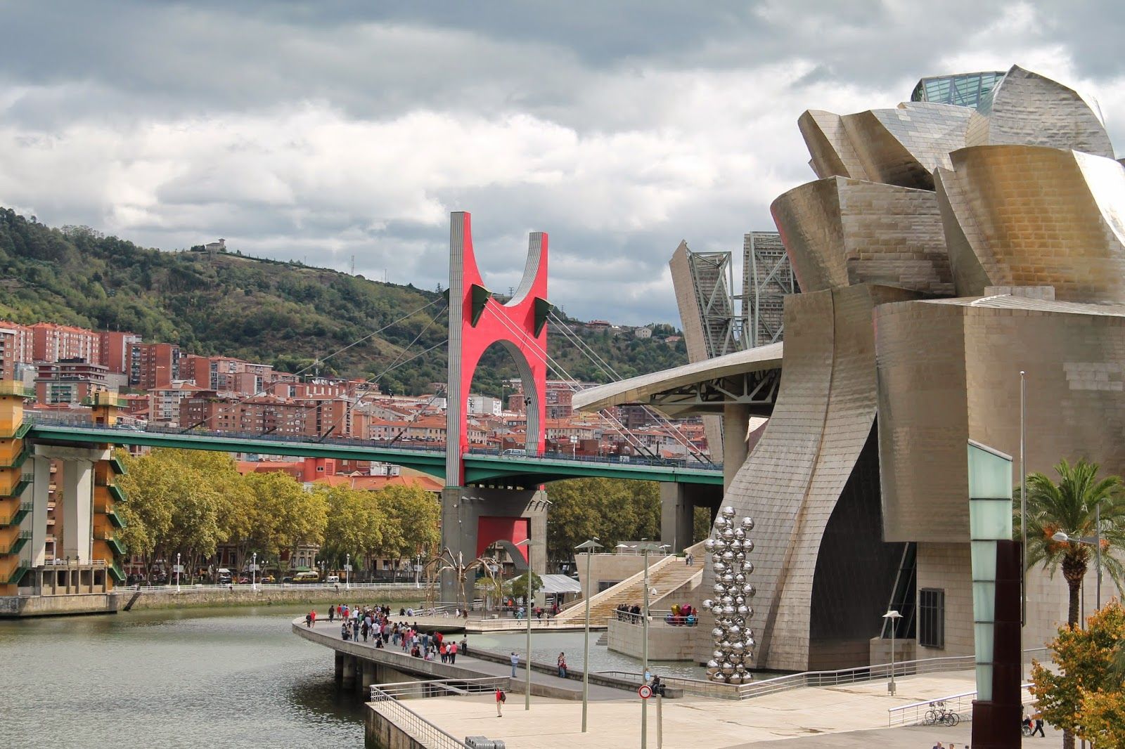 Puente de La Salve y Museo Guggenheim, en Bilbao