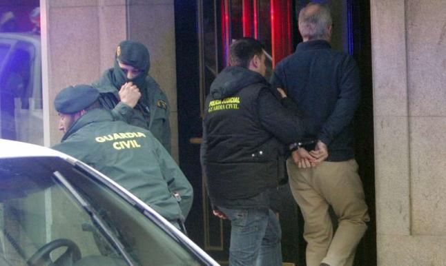 Alfonso Basterra, conducido por agentes de la Guardia Civil