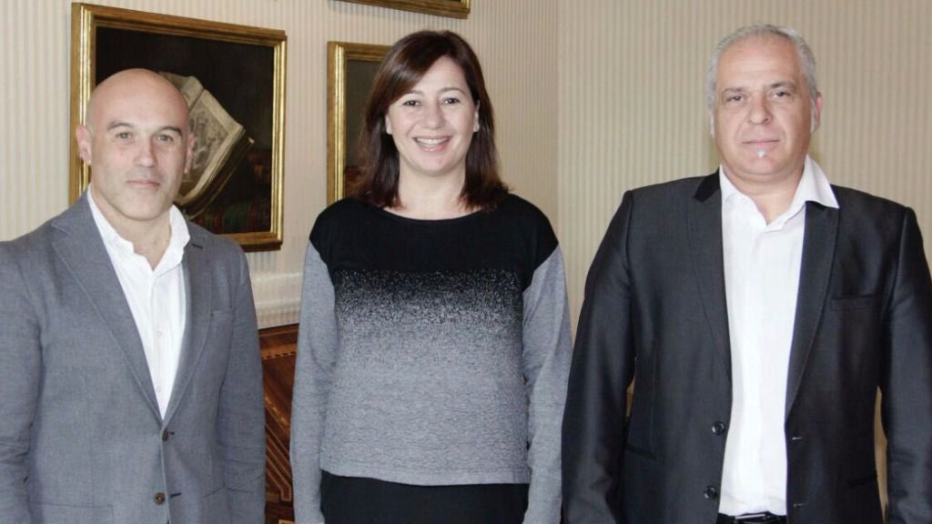 Francina Armengol posa junto a Zoilo Muñoz (izq) y Jesús Jiménez, representantes de AUGC
