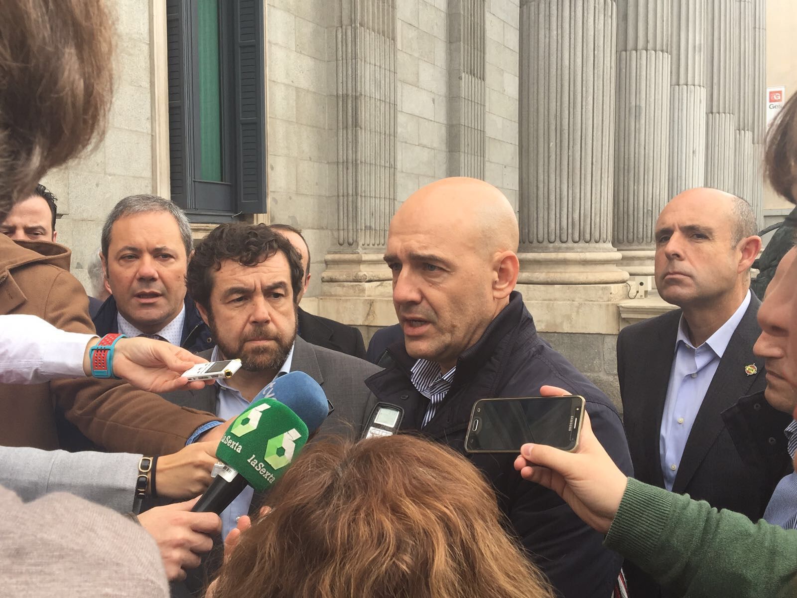 Juan Liébana, secretario nacional de Relaciones Institucionales de AUGC, atiende a los medios en presencia del diputado de Ciudadanos Miguel Gutiérrez.