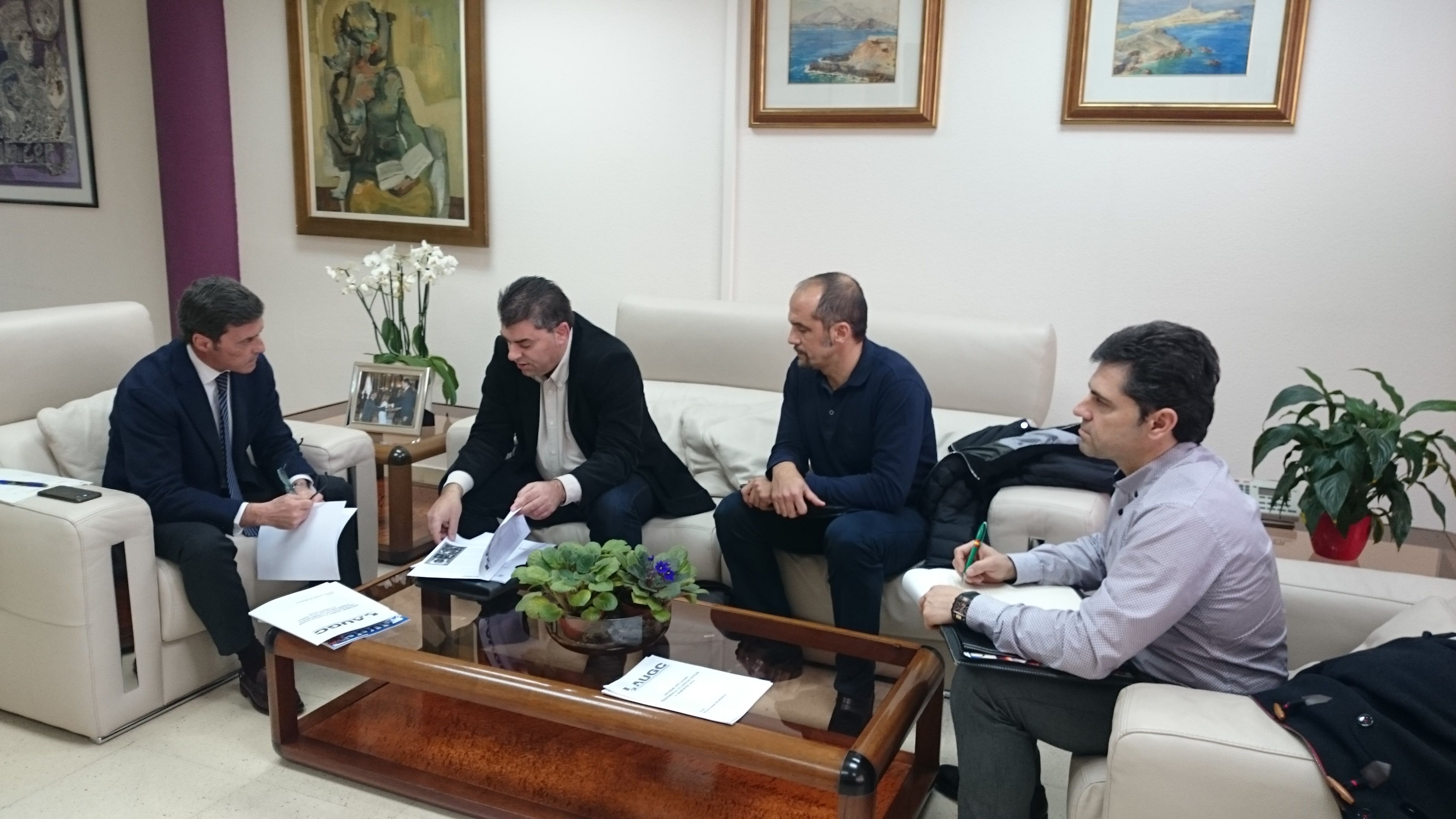 Un momento de la reunión entre los representantes de AUGC Murcia y el Delegado del Gobierno en la Región.