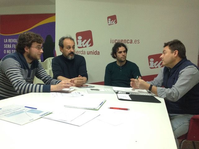 Un instante de la reunión de representantes de AUGC Cuenca con el coordinador de IU en la provincia.