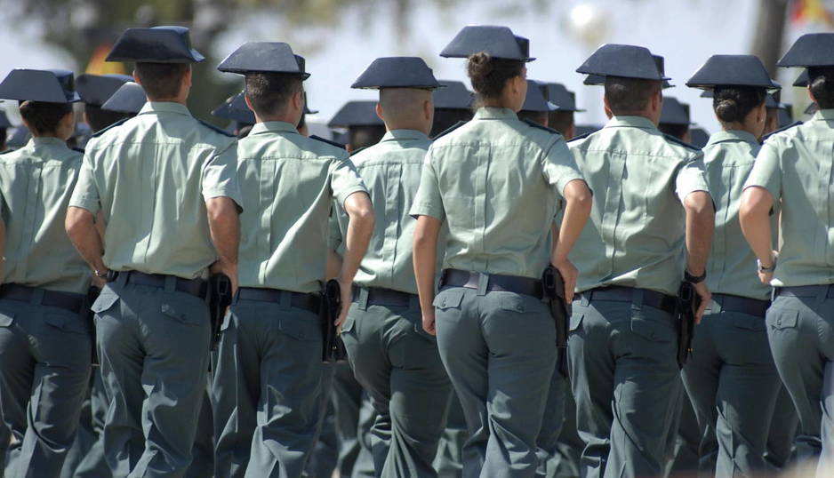 Agentes de la Guardia Civil desfilando.