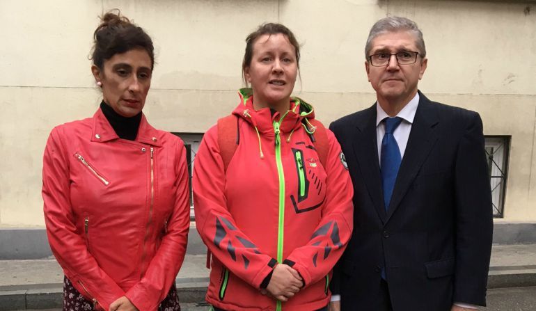 Alicia Sánchez, en el centro, flanqueada por Pilar Villacorta, entonces Secretaria Nacional de la Mujer en AUGC, y Mariano Casado, asesor jurídico de la asociación.