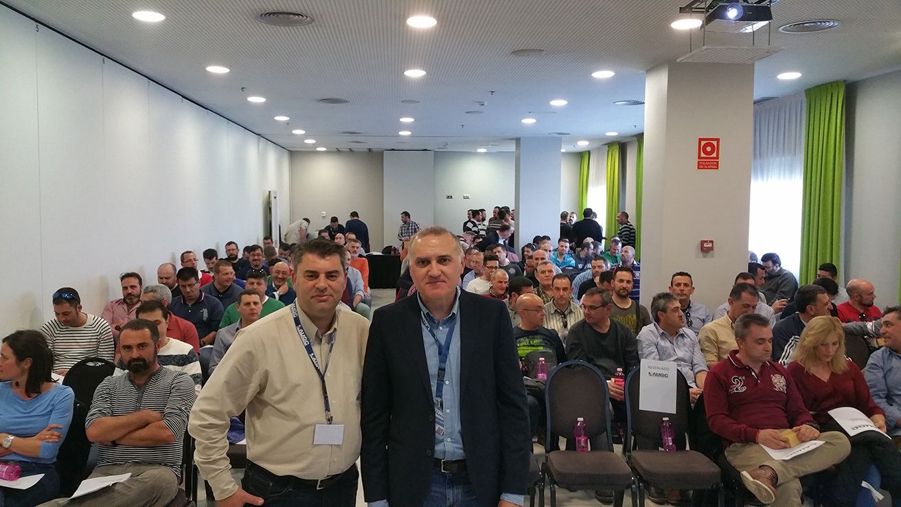 El secretario general provincial de AUGC Murcia (izqda.), Juan García Montalbán, y el secretario general de AUGC, Alberto Moya, en primer término, posan ante los  asistentes a la Asamblea General Ordinaria de AUGC Murcia.