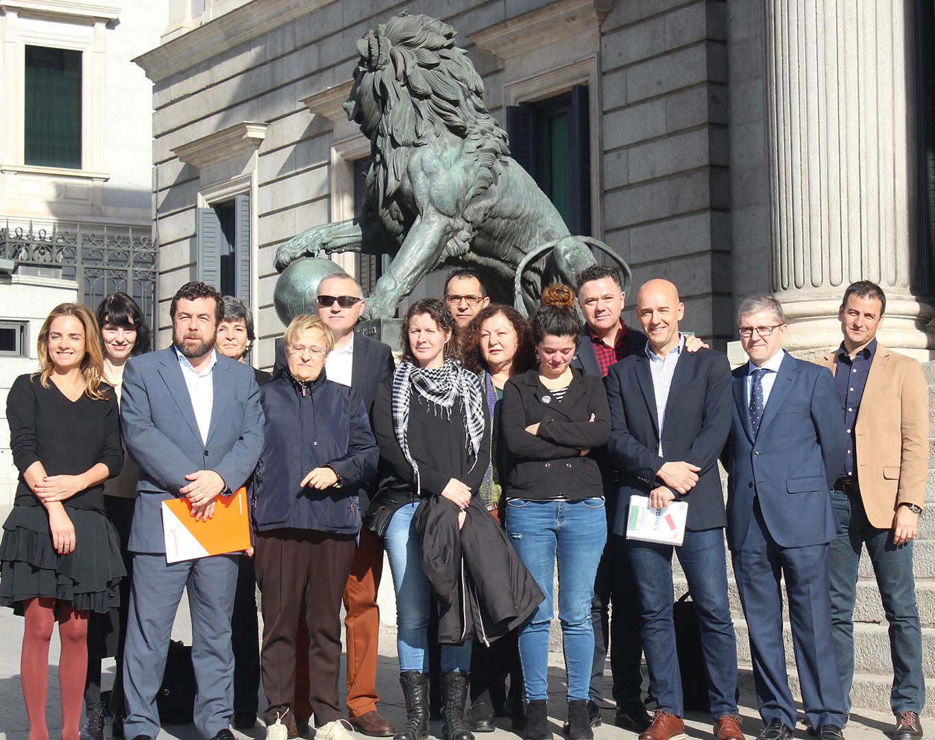 Representantes de distintos grupos parlamentarios y de AUGC posan frente al Congreso con Alicia Sánchez (en el centro, con pañuelo).