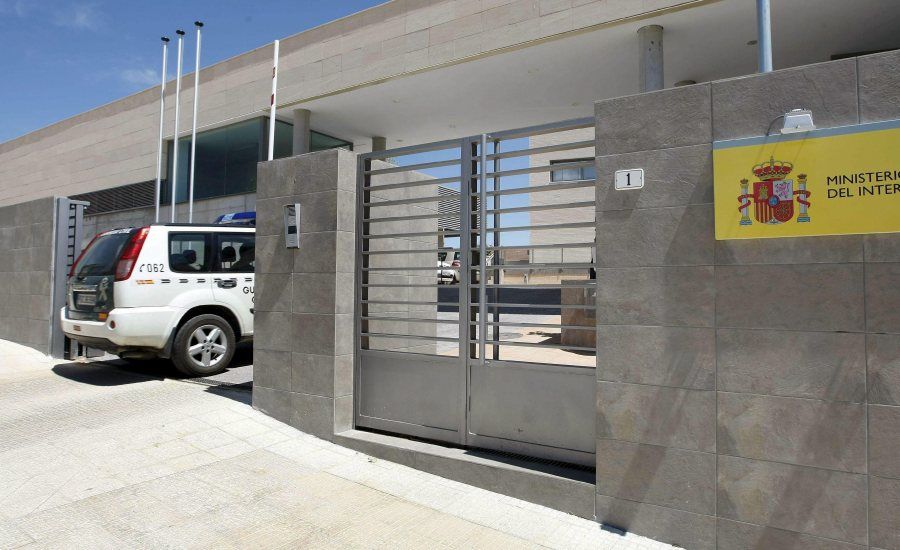 Un vehículo de la Guardia Civil entrando en un cuartel.