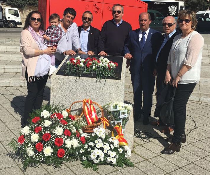 El secretario general de AUGC Toledo (en el centro con gafas oscuras), junto con varias víctimas del terrorismo
