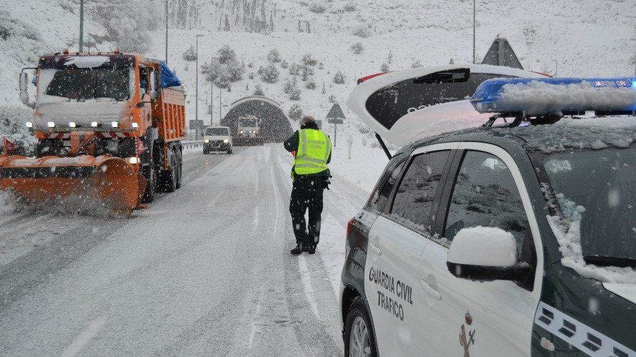 Un guardia civil atiende el tráfico en medio de una nevada.