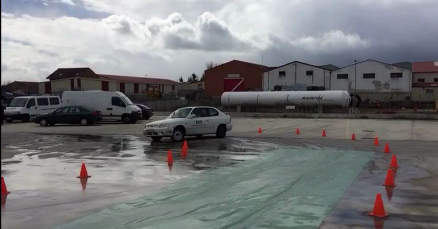 Un conductor realiza prácticas con un vehículo en el curso ofrecido por AUGC Burgos