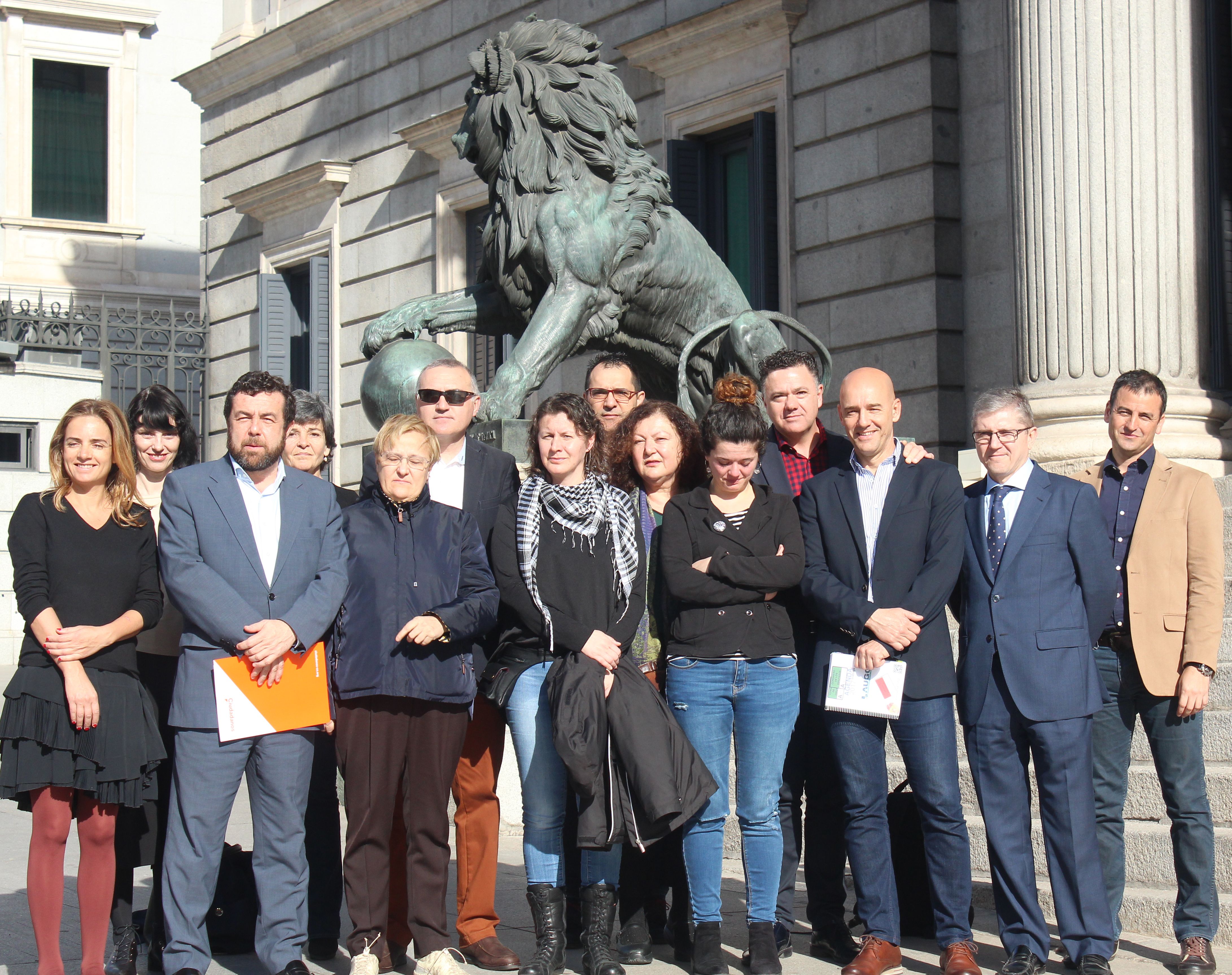 Alicia Sánchez, arropada por representantes de AUGC y de distintos grupos políticos ante el Congreso de los Diputados.