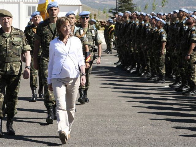 Carme Chacón, embarazada, pasando revista a las tropas.