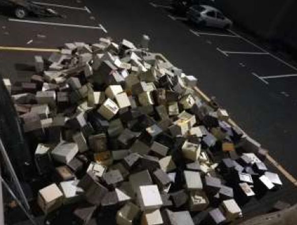 Las cajas fuertes, despositadas en un aparcamiento de la Guardia Civil