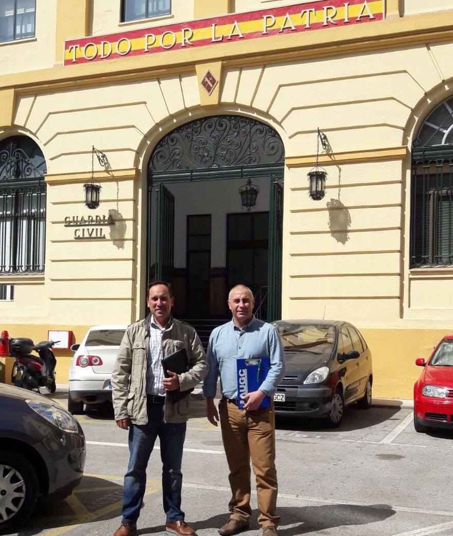 Representantes de AUGC posan ante la Comandancia