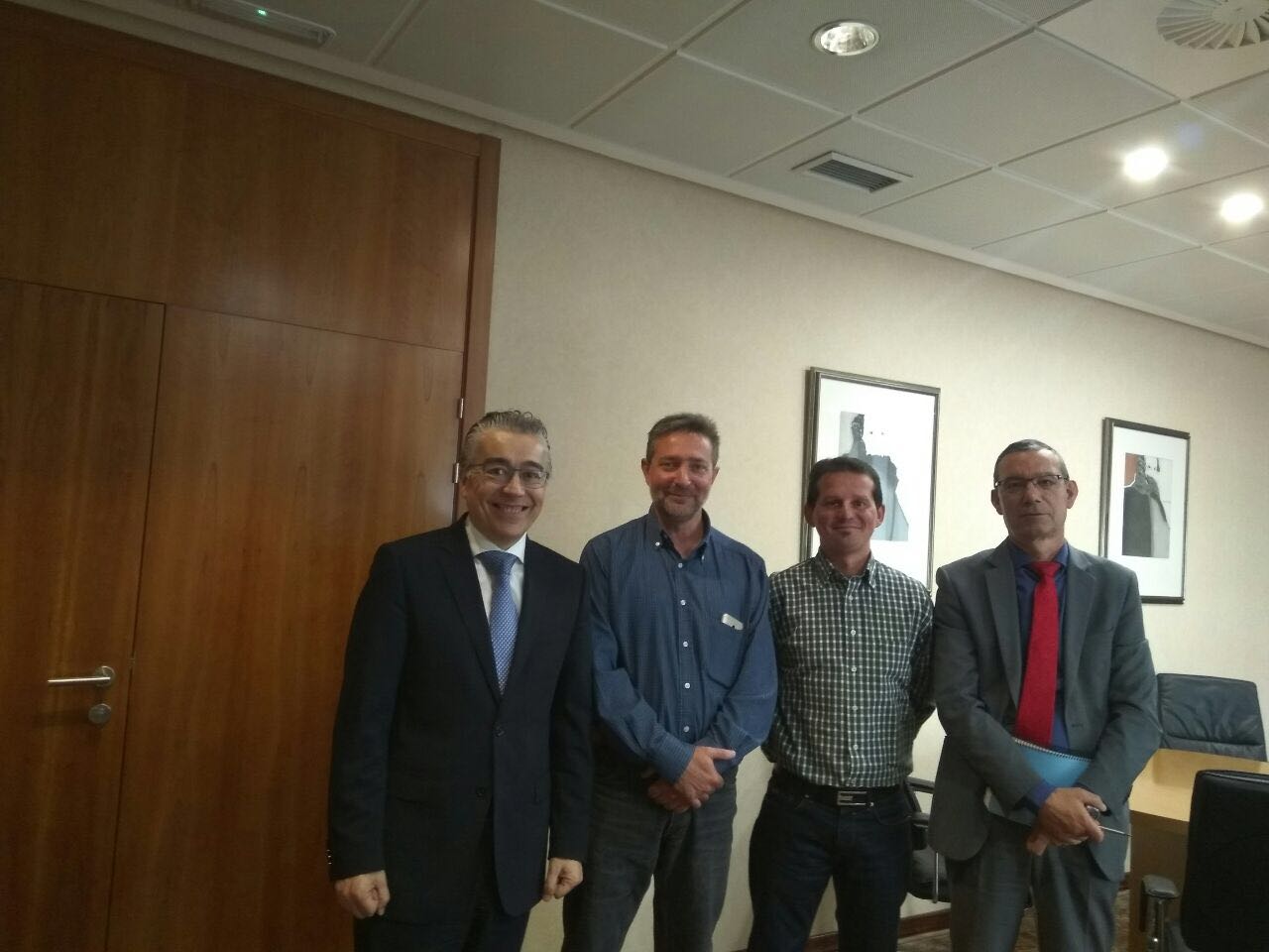 Representantes de AUGC Burgos posan con el subdelegado del Gobierno en la provincia.