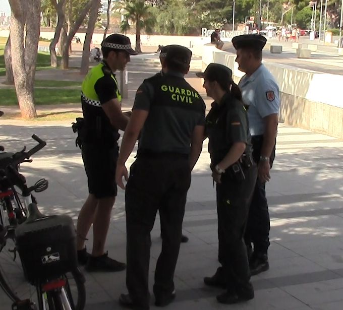 Guardias civiles y policías locales en una localidad costera durante el verano.