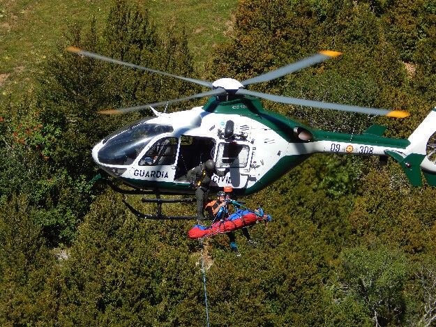 Un helicóptero de la Guardia Civil, en una operación de rescate.