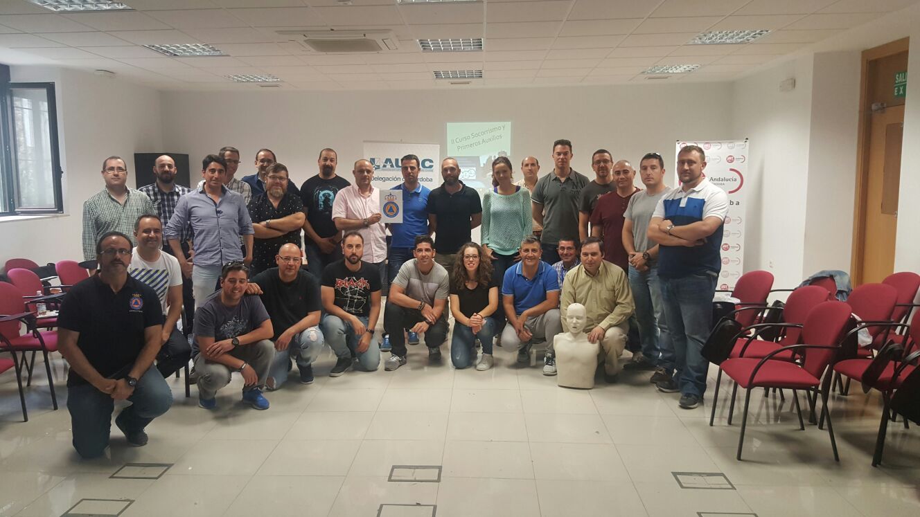 Los asistentes al curso posan para la foto de familia.