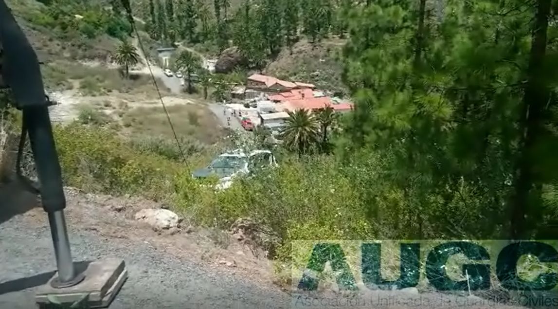 El vehículo de la Guardia Civil, siendo rescatado por una grúa.