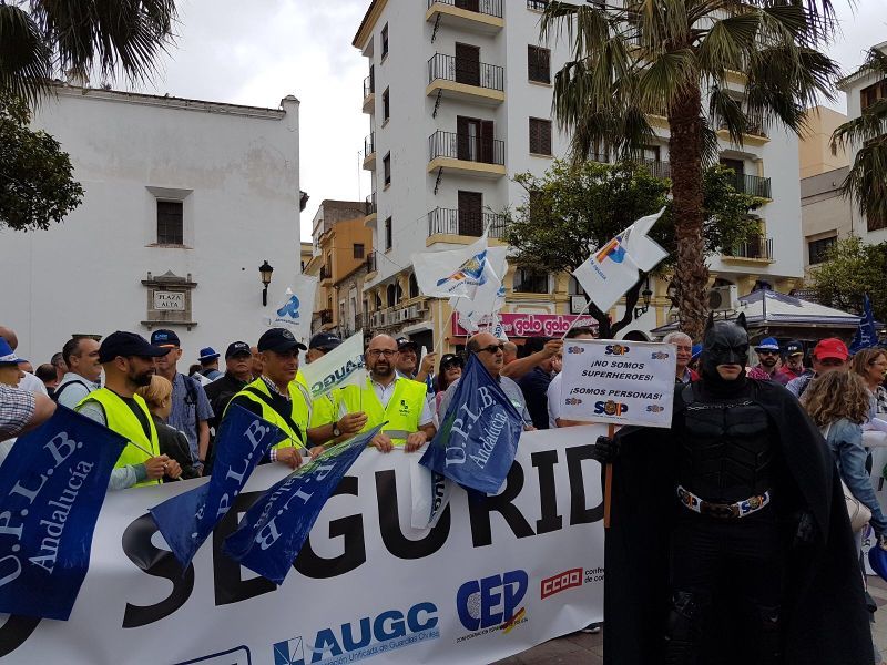 La delegación de AUGC en Cádiz participó activamente en la concentración.