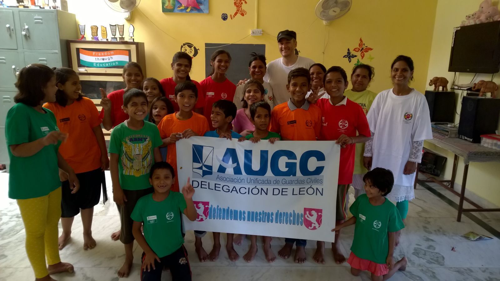 Luis Zorita, con mujeres y niños con los que ya está trabajando en la India en la instrucción de técnicas de defensa personal.
