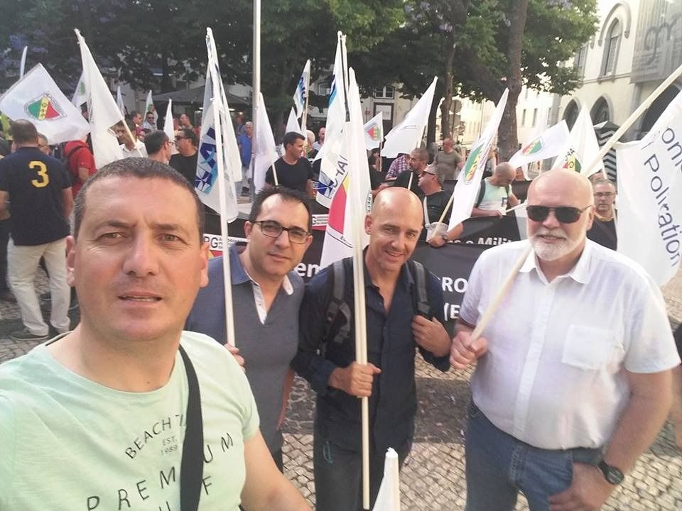Manuel Moya, secretario nacional de Formación de AUGC, y Juan Liébana, secretario nacional de Relaciones Institucionales, en el centro, flanqueados por los compañeros del GNR.