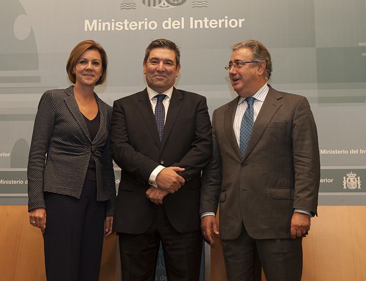 El director general de la Guardia Civil, José Manuel Holgado, flanqueado por la ministra de Defensa, María Dolores de Cospedal, y el ministro del Interior, Juan Ignacio Zoido.