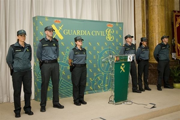 El uniforme bicolor, en su presentación ante los medios.