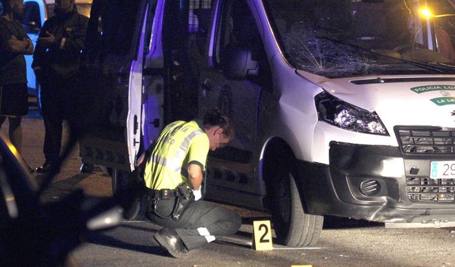 Una guardia civil examina el lugar de los hechos.
