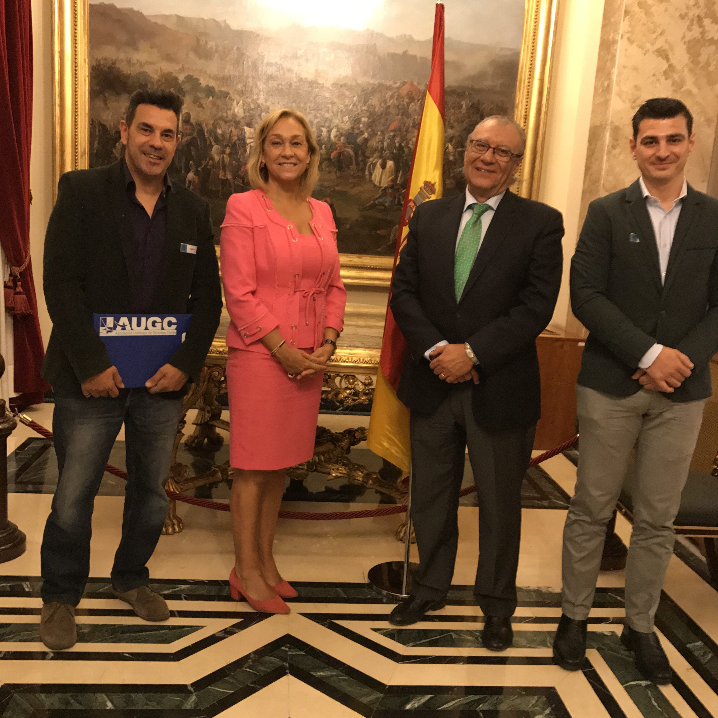 Los representantes de AUGC Madrid, con los senadores.