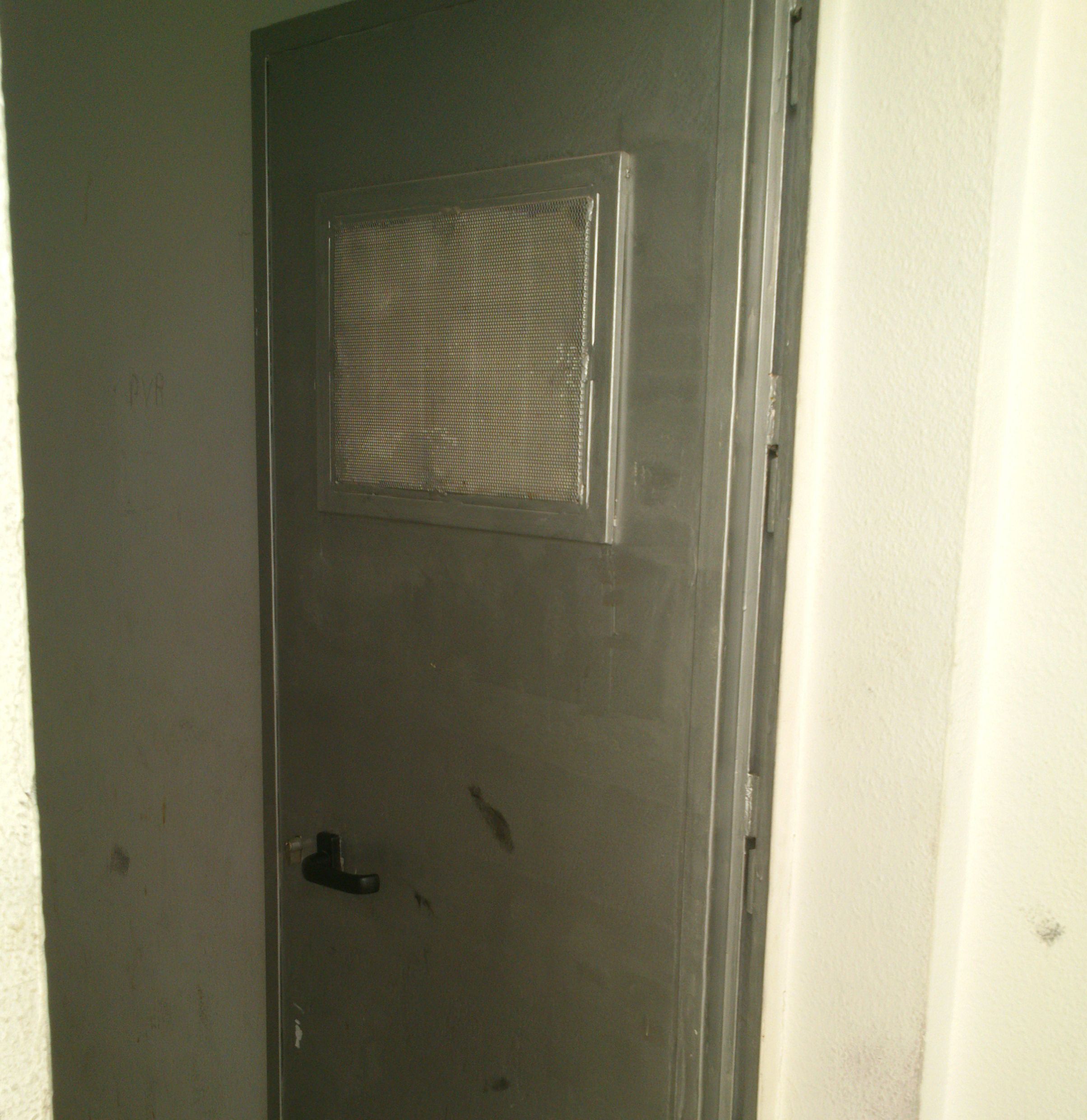 Puerta del calabozo en el centro de detención de Pinar de la Horadada.