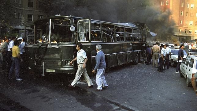 Estado del autocar en el que viajaban los guardias civiles asesinados por ETA en la plaza de la República Dominicana, Madrid, en julio de 1986.